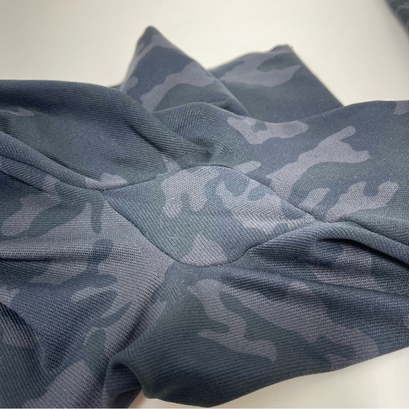 Spanx seamless black camo “look at me now” leggings sz XL excellent condition! - Picture 3 of 6